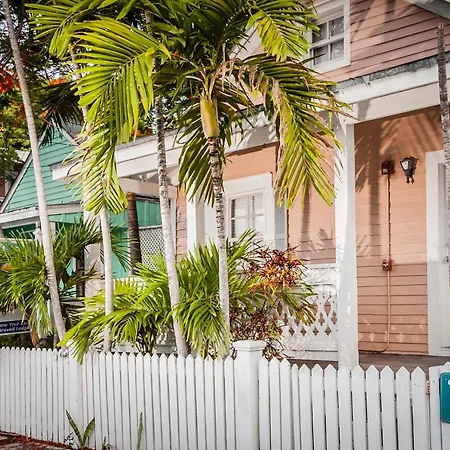 Courtney'S Place Historic Cottages & Inns
